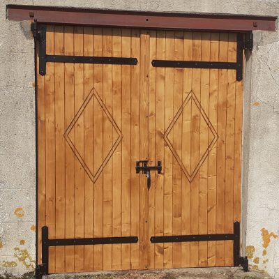 Fabrication de porte de garage en bois et lasurée